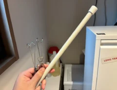 キッチンで手にするつっぱり棒とステンレスピンチ（撮影：grapeライフハック編集部）