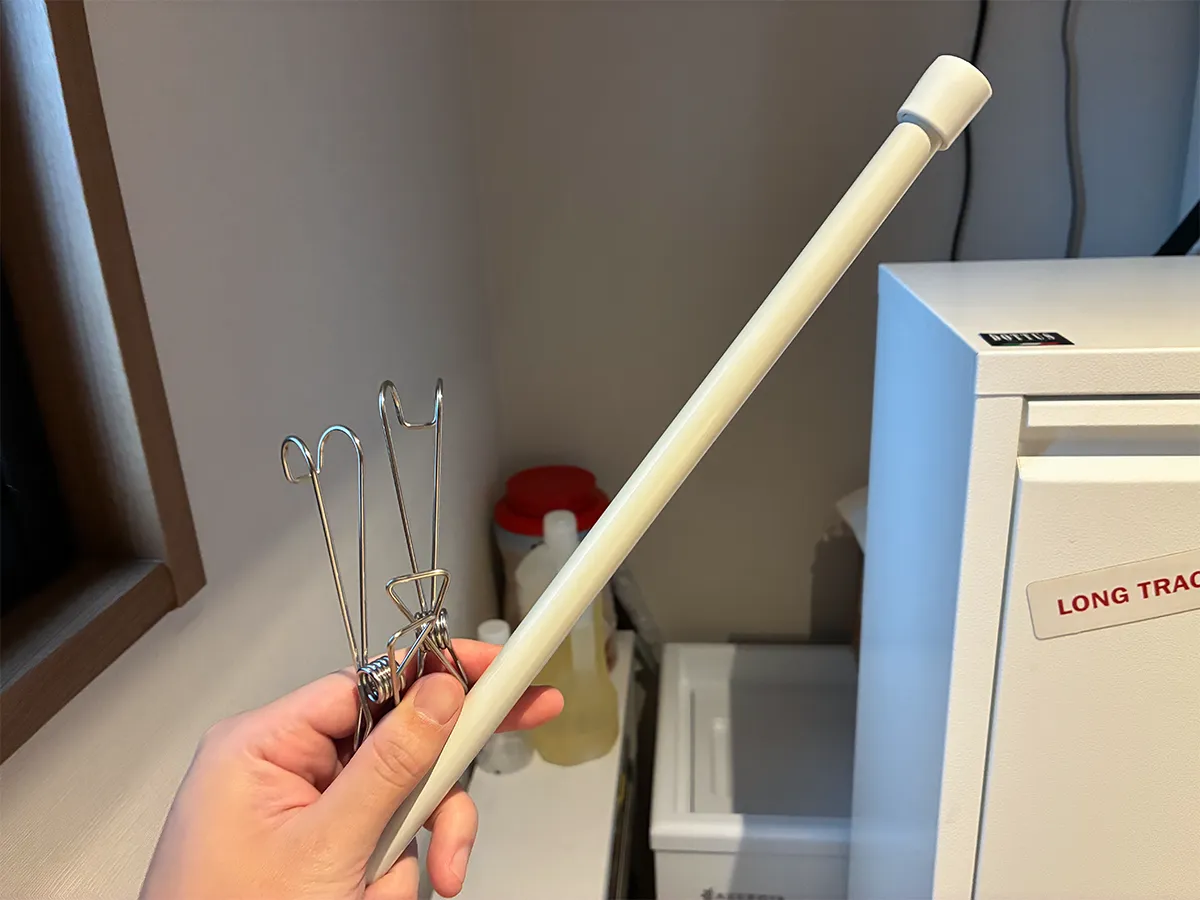 キッチンで手にするつっぱり棒とステンレスピンチ（撮影：grapeライフハック編集部）