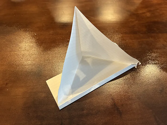 ノート用紙で作った簡易スマホスタンド（撮影：grapeライフハック編集部）