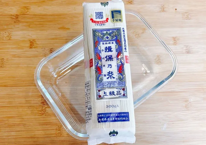 耐熱容器とそうめんの画像（撮影：キジカク）