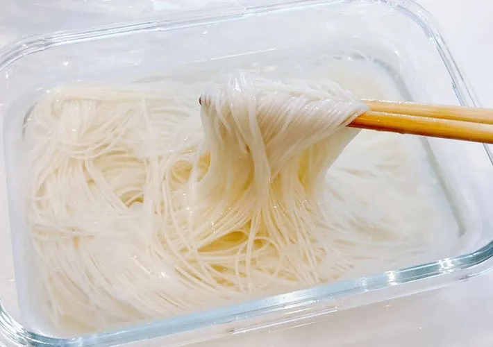 レンジで茹でたそうめんを箸で持ち上げている画像（撮影：キジカク）