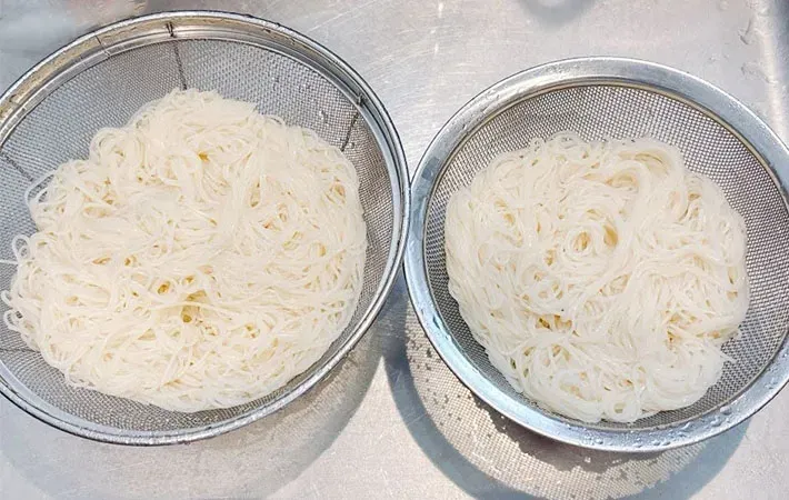 いつも通り茹でたそうめんとレンジ調理のそうめんを比較している画像（撮影：キジカク）