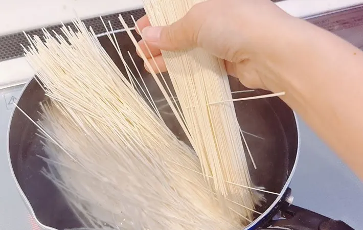 『卵かけそうめん』を作る写真（撮影：キジカク）