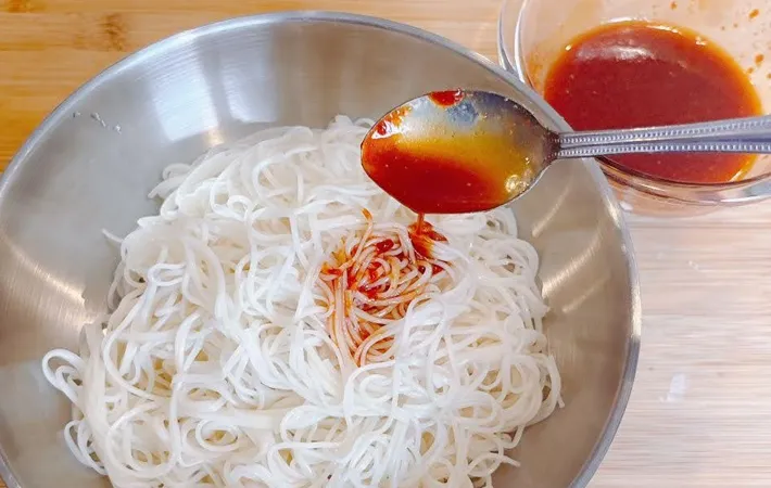 『卵かけそうめん』を作る写真（撮影：キジカク）