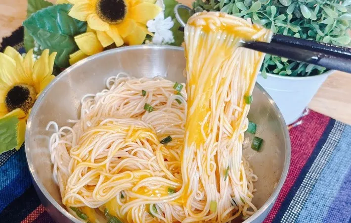 『卵かけそうめん』の完成写真（撮影：キジカク）