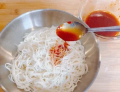 『卵かけそうめん』を作る写真（撮影：キジカク）