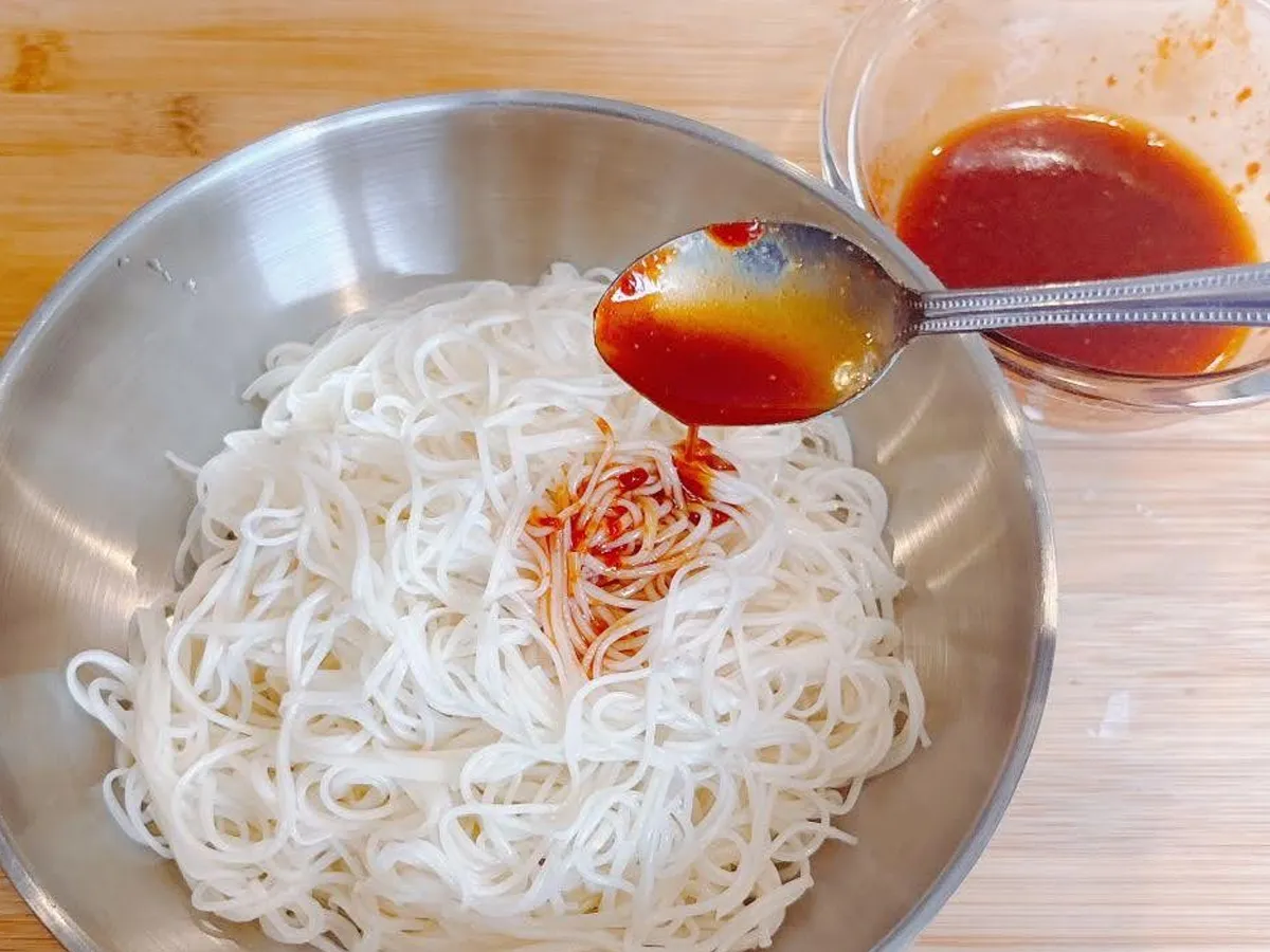 『卵かけそうめん』を作る写真(撮影:キジカク)