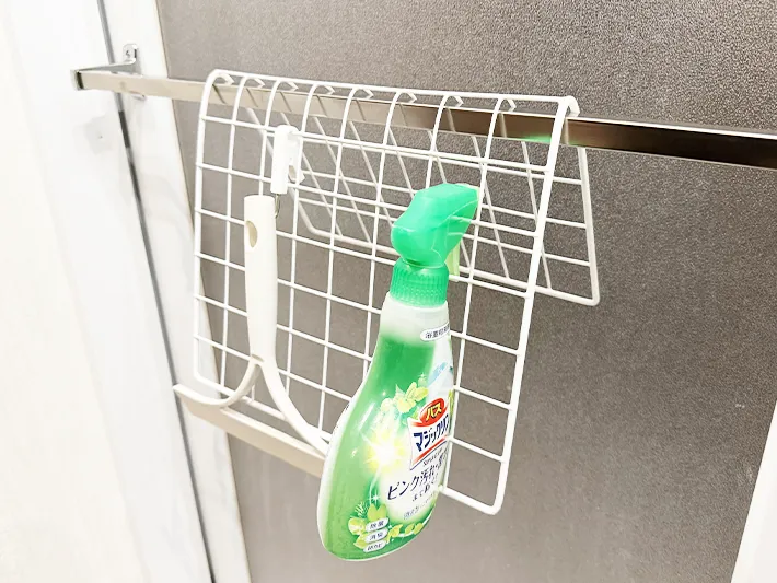 曲げたワイヤーネットに掃除セットをかける（撮影：grapeライフハック編集部）