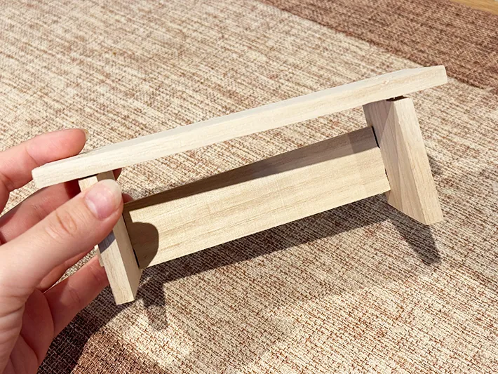 組み立てた木製ディスプレイスタンド（撮影：grapeライフハック編集部）