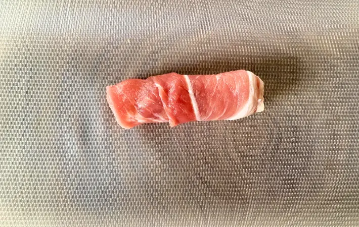 じゃがりこに豚こま肉を巻いた画像（撮影：エニママ）