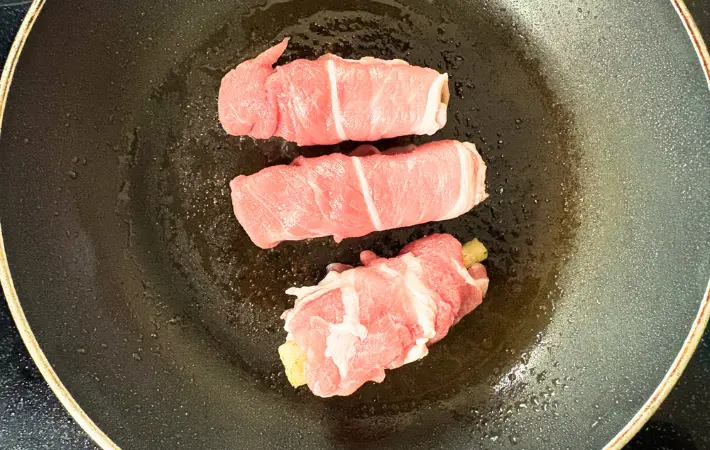 肉巻きじゃがりこを並べた画像（撮影：エニママ）