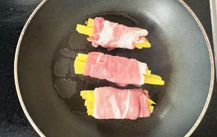 肉巻きをフライパンに乗せた画像（撮影：エニママ）