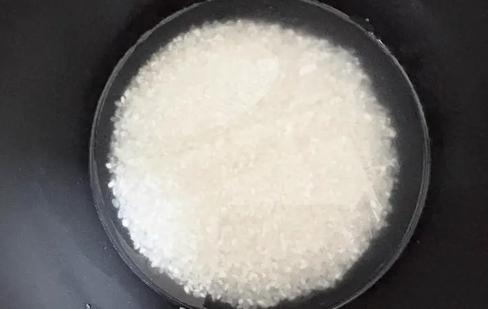 炊飯器に米と水を入れた画像（撮影：エニママ）