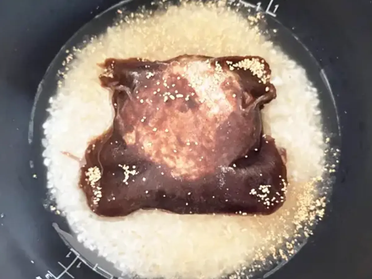 炊飯器にハンバーグを入れる場面（撮影：エニママ）