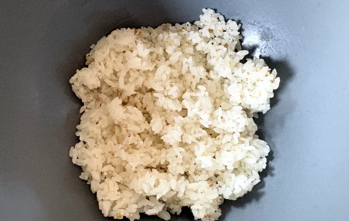 ご飯、クレイジーソルト、いりごまを混ぜた画像（撮影：エニママ）