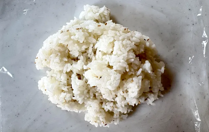 ラップにご飯を乗せた画像（撮影：エニママ）