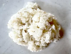 ラップの上にご飯を置いた場面