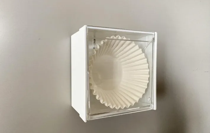 弁当カップを入れて冷蔵庫に付けた画像（撮影：エニママ）