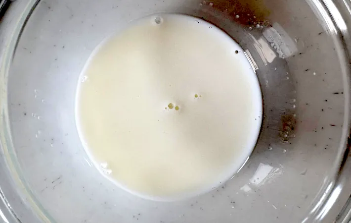 耐熱ボウルに牛乳と砂糖を入れて混ぜた画像（撮影：エニママ）