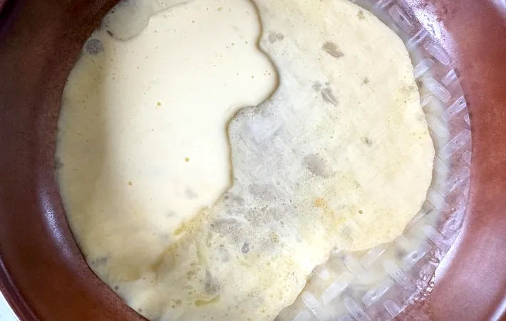 ライスペーパーを卵液にくぐらせた画像（撮影：エニママ）