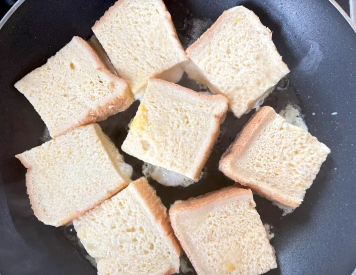 フライパンに食パンを並べた画像（撮影：エニママ）