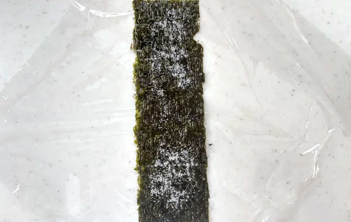 ラップに海苔を乗せて塩を振りかけた画像（撮影：エニママ）