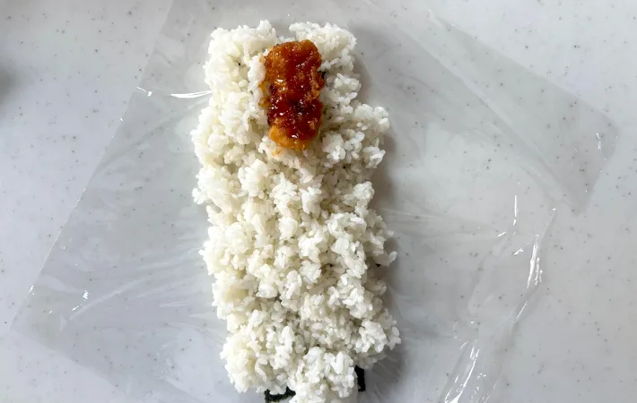 ご飯と冷凍イカ天を乗せた画像（撮影：エニママ）