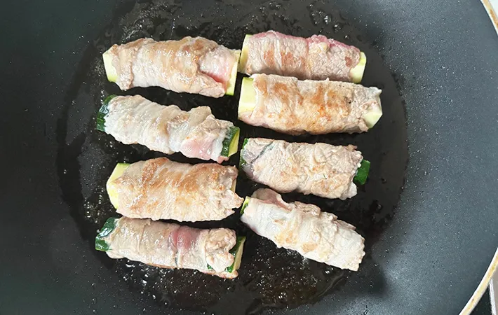 肉に焼き色が付いてきた画像（撮影：エニママ）