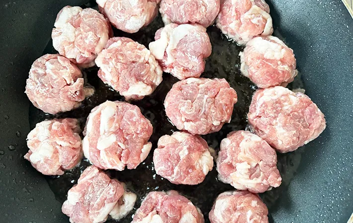 豚こま肉を並べた画像（撮影：エニママ）