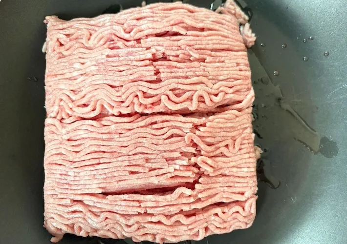 フライパンに豚ひき肉を投入した画像（撮影：エニママ）