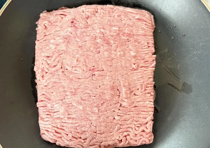 形を整えた豚ひき肉の画像（撮影：エニママ）