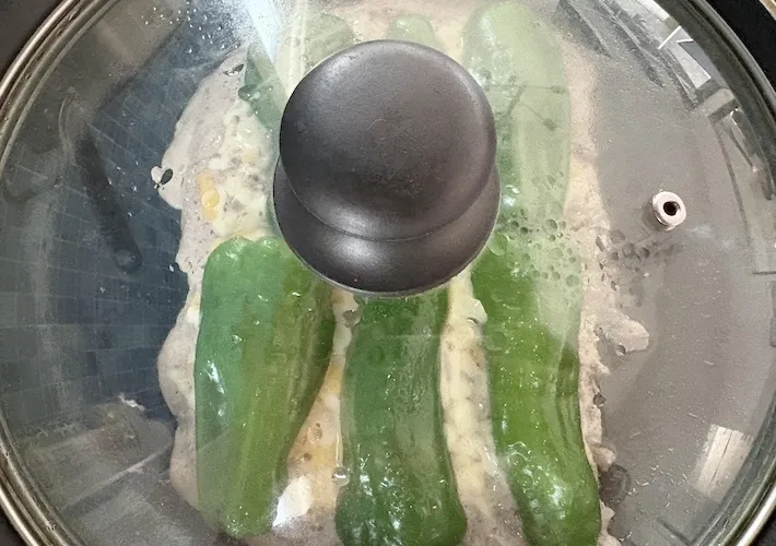 フライパンで蓋をして蒸し焼きにしている画像（撮影：エニママ）