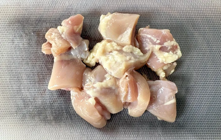 鶏肉を切った画像（撮影：エニママ）