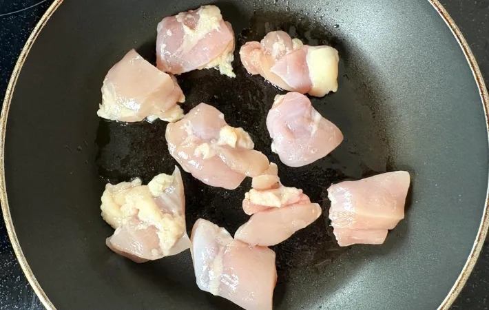鶏肉を並べた画像（撮影：エニママ）