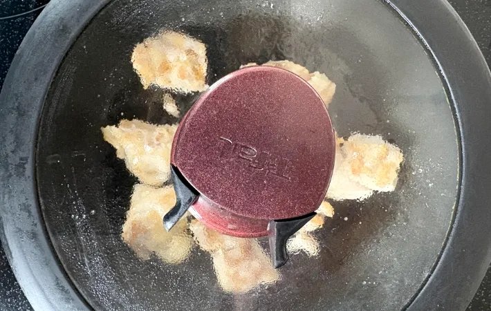 蒸し焼きにしている画像（撮影：エニママ）