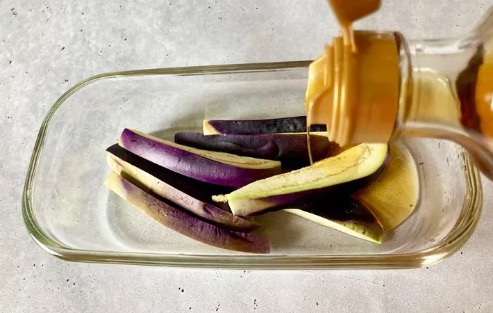 ナスにごま油をかける画像（撮影：エニママ）