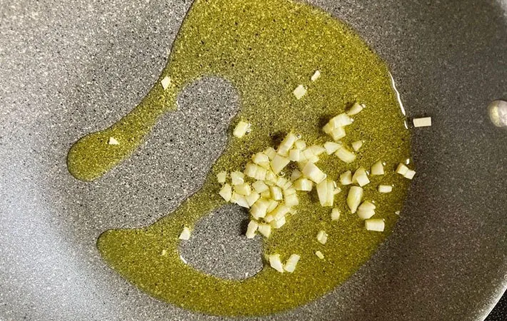 フライパンにオリーブオイルとにんにくを入れて火にかける画像（撮影:エニママ）