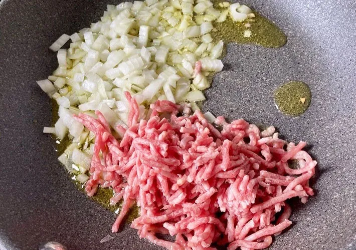 フライパンにひき肉と玉ねぎを入れた画像（撮影:エニママ）