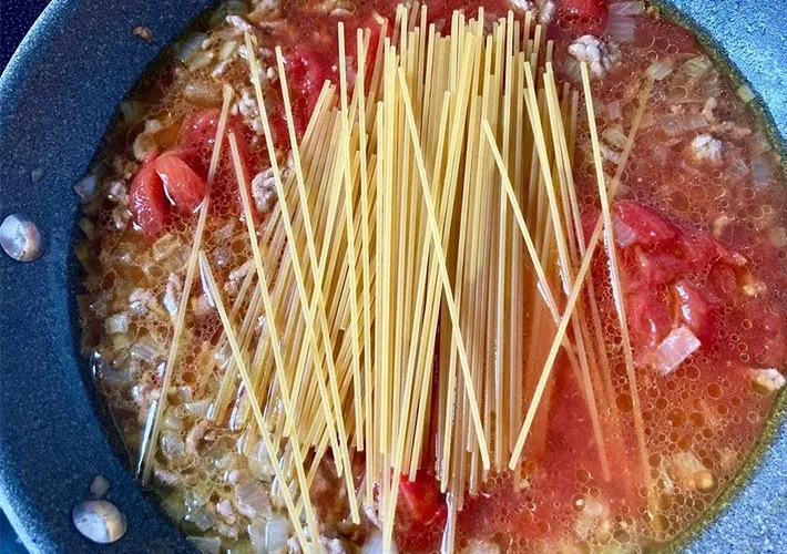 パスタを加えて煮込む画像（撮影:エニママ）