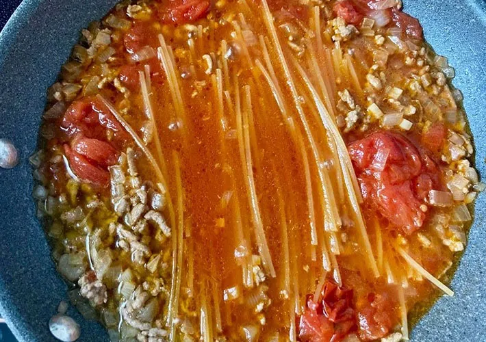 パスタを加えて煮込む画像2（撮影:エニママ）