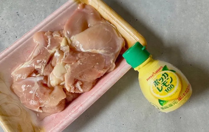 鶏肉と「ポッカレモン100」の画像（撮影：エニママ）