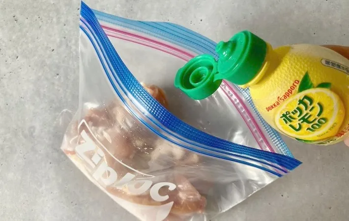鶏肉に「ポッカレモン100」をかける画像（撮影：エニママ）