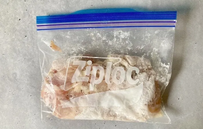 ジッパー付き保存袋に入れた鶏肉の画像（撮影：エニママ）