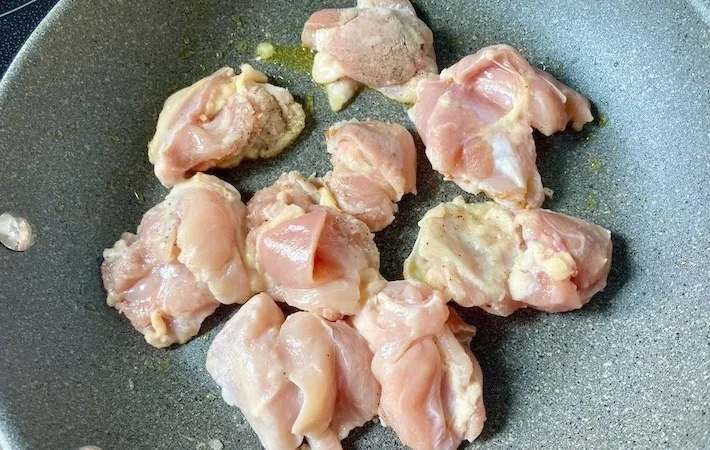 鶏肉を焼く画像（撮影：エニママ）