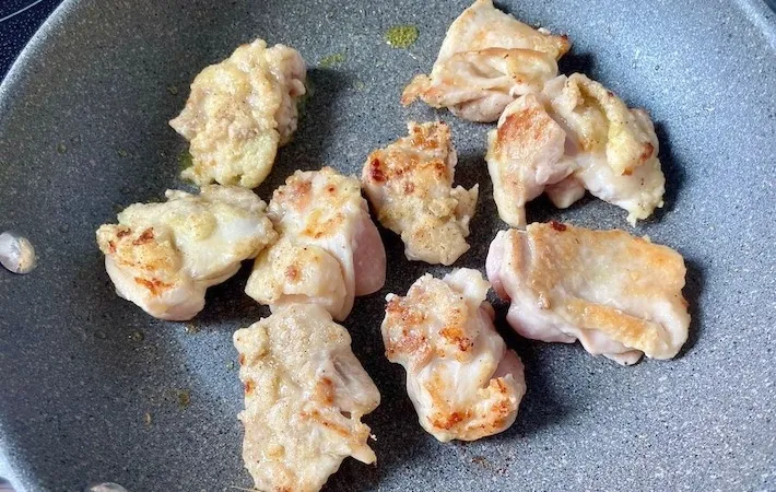 焼き色がついた鶏肉の画像（撮影：エニママ）