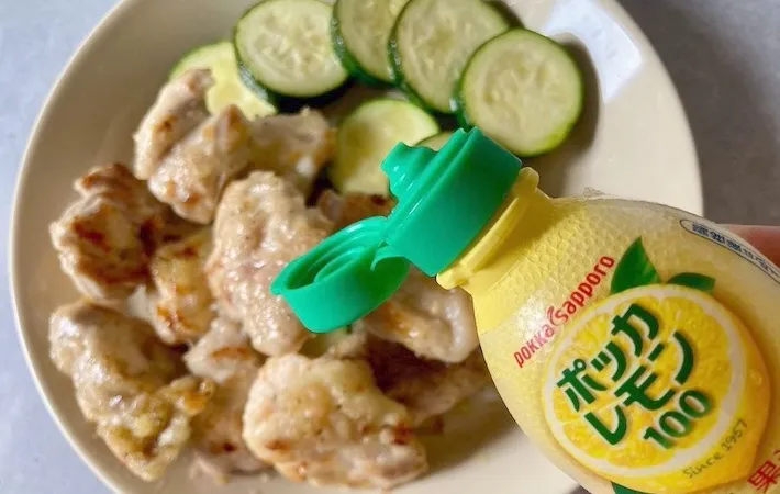 「レモンペッパーチキン」と「ポッカレモン100」の画像（撮影：エニママ）