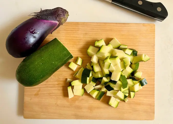 野菜をカットする（撮影：エニママ）
