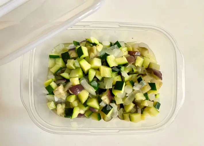 カットした野菜にオリーブオイルを加える（撮影：エニママ）