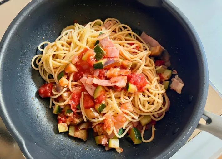 フライパンでパスタを調理（撮影：エニママ）