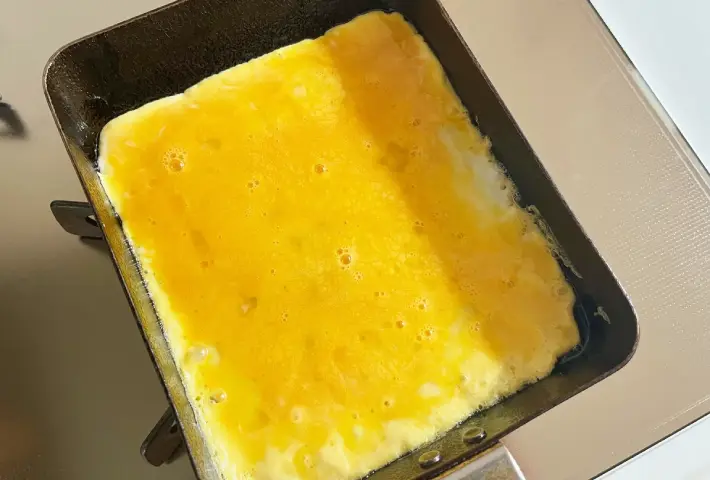 卵を焼いている画像（撮影：エニママ）